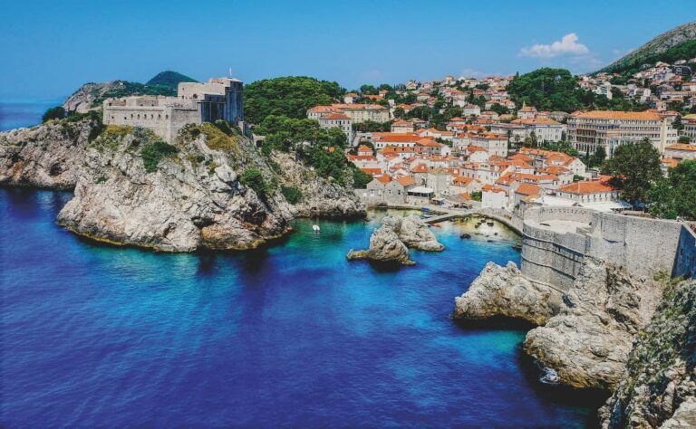 vista aerea de la ciudad de dubrovnik, sus murallas y el mar - weroad