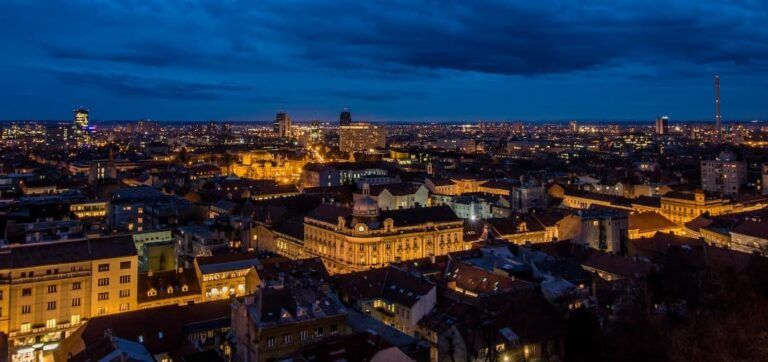 vista aerea de la ciudad de zagreb de noche, edificios iluminados - weroad