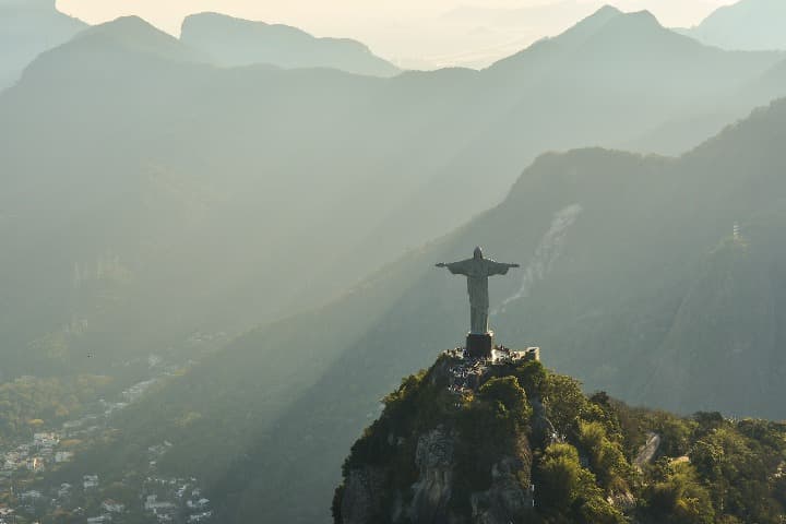 cristo redentor, detrás montañas, algo que ver en rio de janeiro - weroad