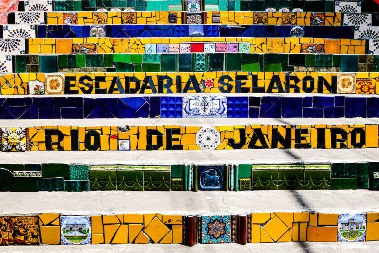 escadaria selaron en rio de janeiro, peldaños con mosaicos de colores - weroad