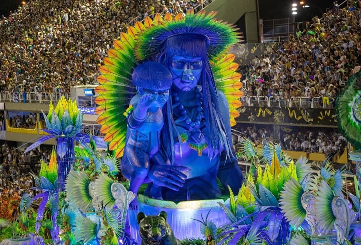 escultura gigante azul en el sambodromo de rio de janeiro, alrededor gente en las gradas - weroad
