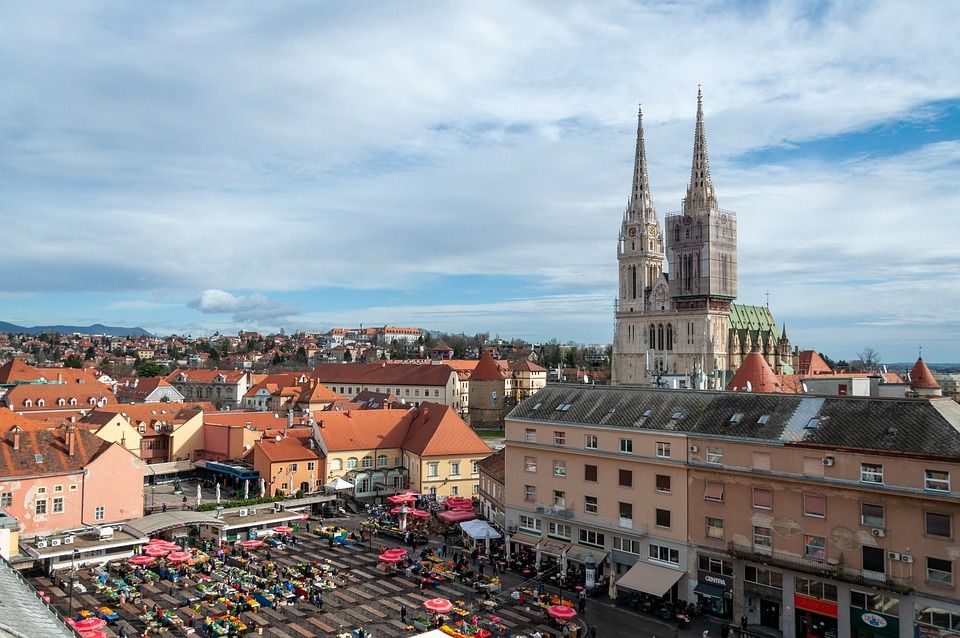plaza con mercado de dolac, edifiios y una inglesia al fondo - weroad