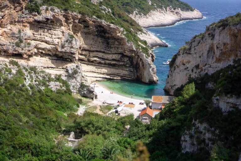 playa en medio de acantilados en stiniva, croacia - weroad