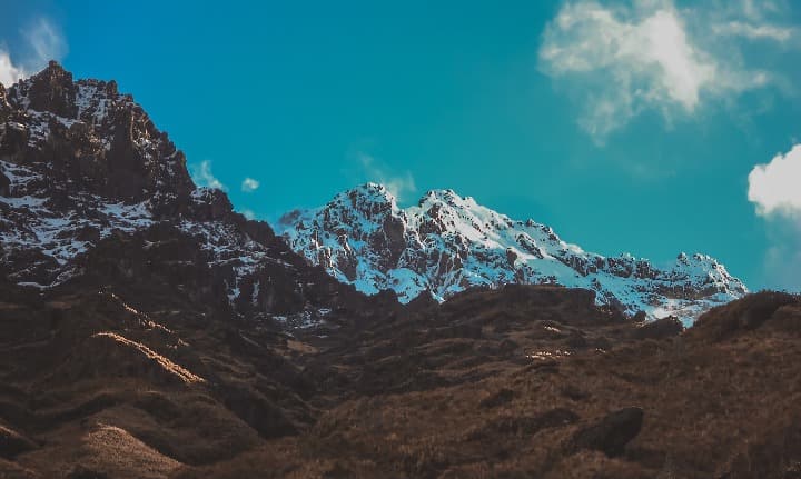 montaña con nieve y cielo azul, volcán altar - weroad