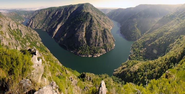 curva de rio en medio de montañas, balcones de madrid en galicia - weroad