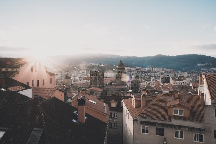 casco antiguo de ourense visto desde los techos de la ciudad, edificios e iglesia al fondo - weroad