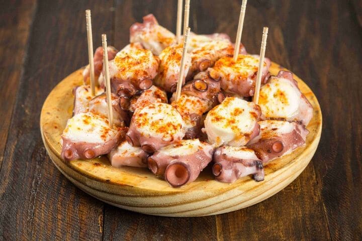 tabla de pulpo con pimentón y palillos - weroad