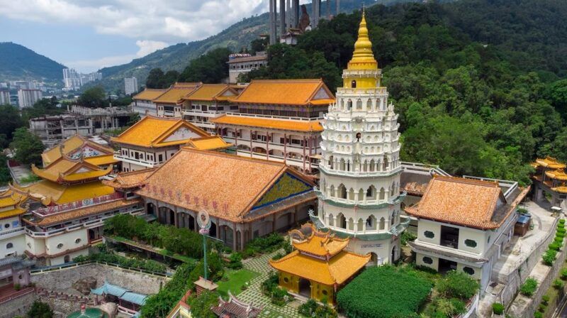 Templo budista Kek Lok Si en Georgetown, Penang, edificios en medio de montañas verdes