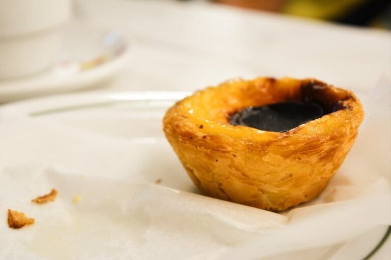 pasteis de belem encima de un plato