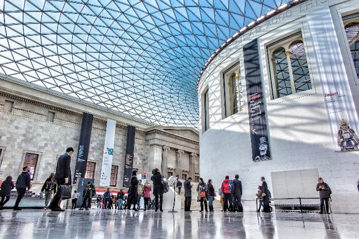 interior del british museum con techo en cristal y marmol por el suelo - weroad