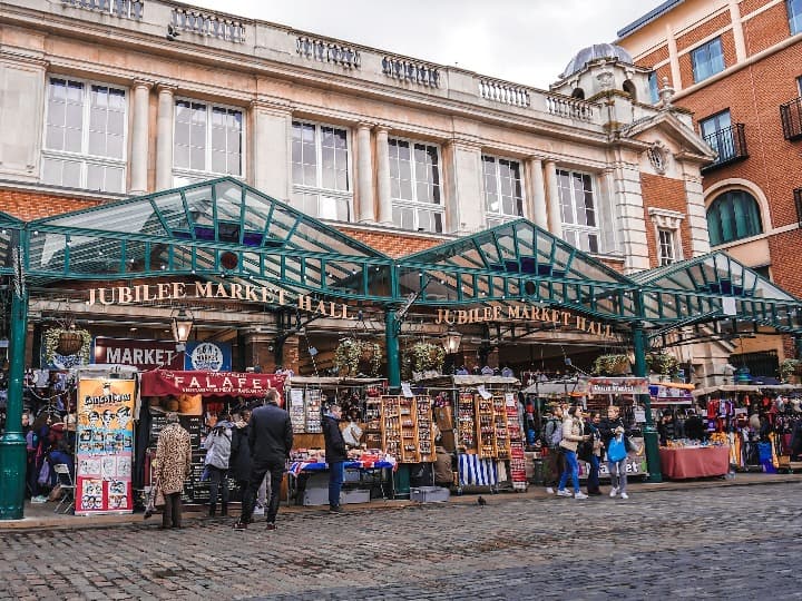 parada de souvenirs en covent garden, algo que ver en londres - weroad