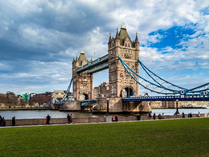 tower bridge, cesped delante y cielo con nubes - weroad