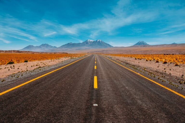 carretera sin nada en los lados con montaña al fondo