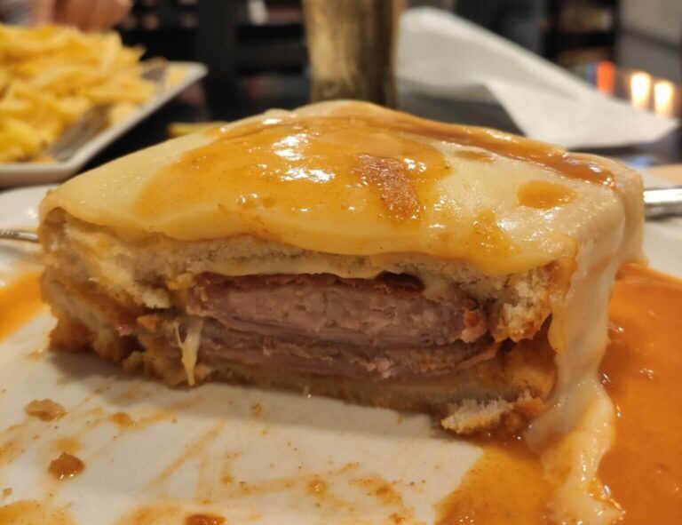 francesinha, comida típica de portugal parecida a una lasaña - weroad