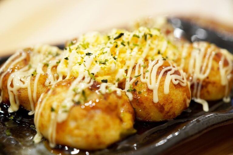 bolitas fritas de Takoyaki con encima una salsa blanca similar a mayonesa - weroad