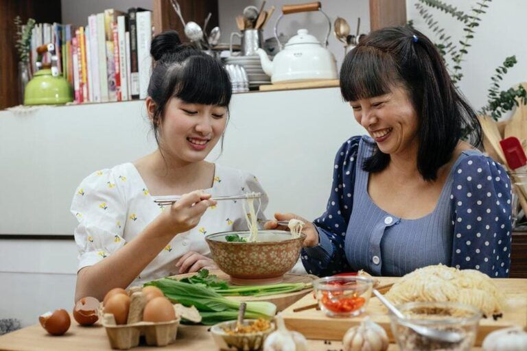 dos chicas orientales comiendo udon, comida típica de japón - weroad