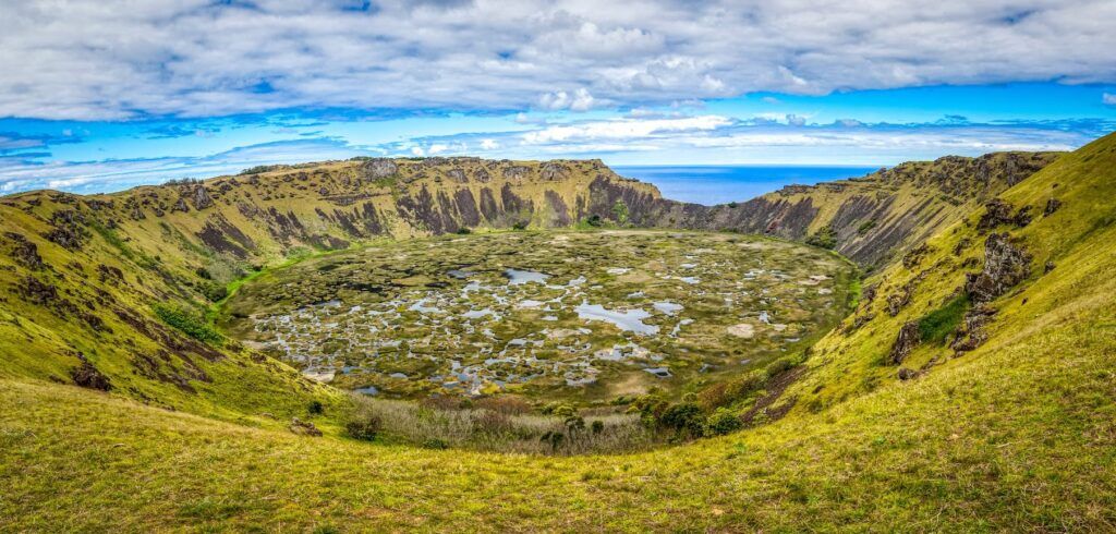 ranu raraku, volcán estinto en medio de ladera verde de isla de pascua