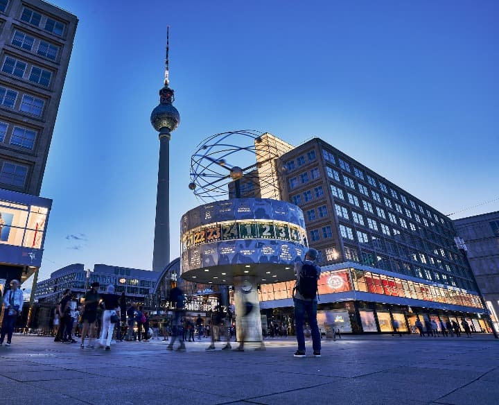reloj y torre de la televisión en alexanderplatz, lugar que ver en berlin