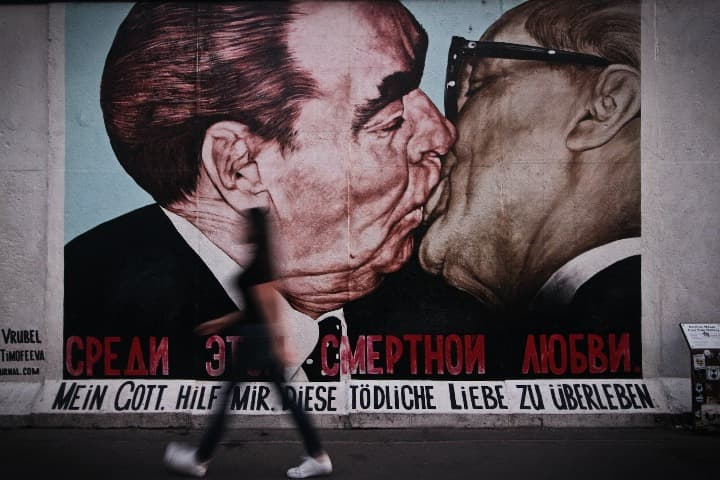 murales en la east side gallery, algo que ver en berlin