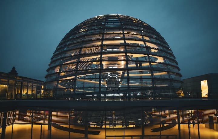 cupula de cristal del reichstag con cielo de noche, algo que ver en berlin