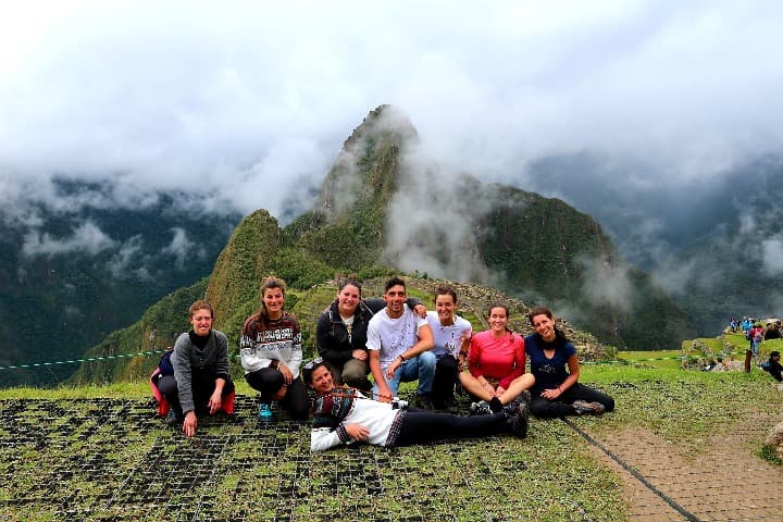 grupo de viajeros weroad en machu picchu, peru