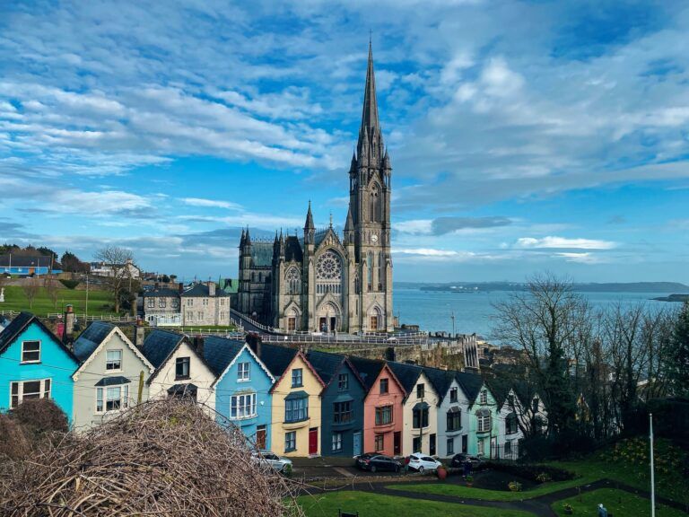 iglesia al fondo y casitas de colores en primera linea en cork, destino que ver en irlanda 