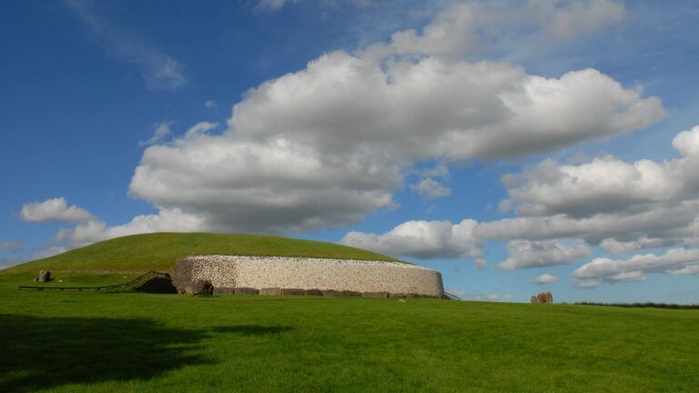 cúmulo de piedra en newgrange, algo que ver en irlanda 