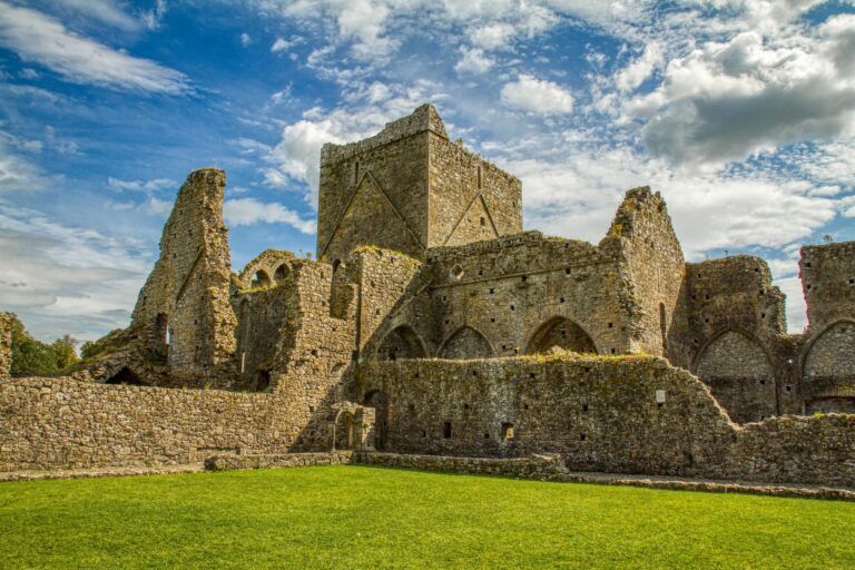 edificio en ruinas, rock of cashel - weroad