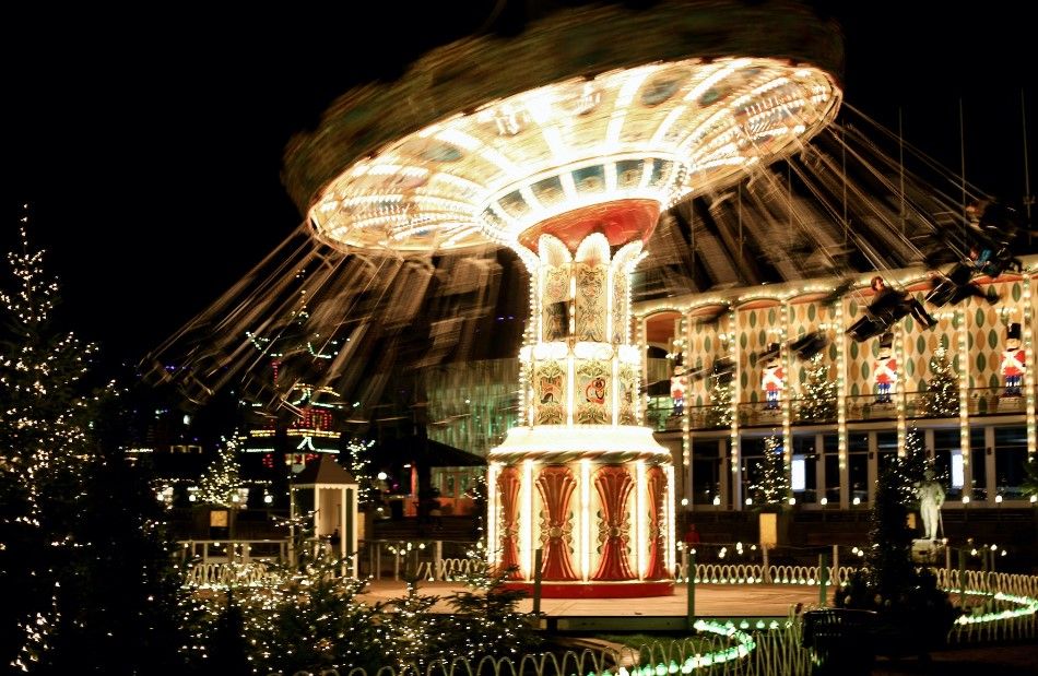 tiovivo en los jardines de tivoli en copenhague, destino ideal para ver uno de los mejores mercadillos de navidad en europa