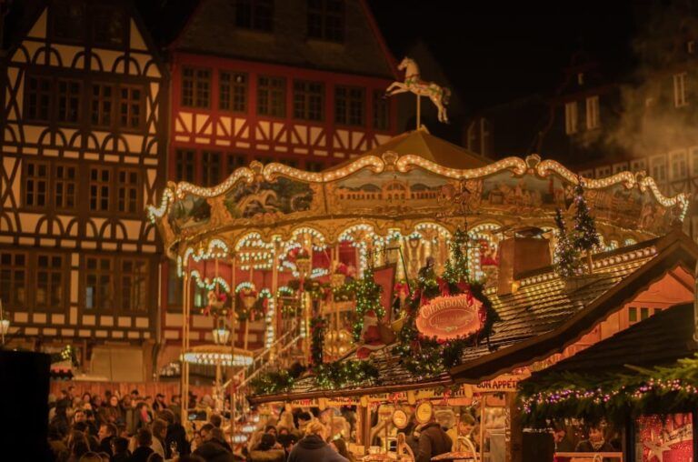 noria con luces en un mercadillo de navidad en europa, en alemania.
