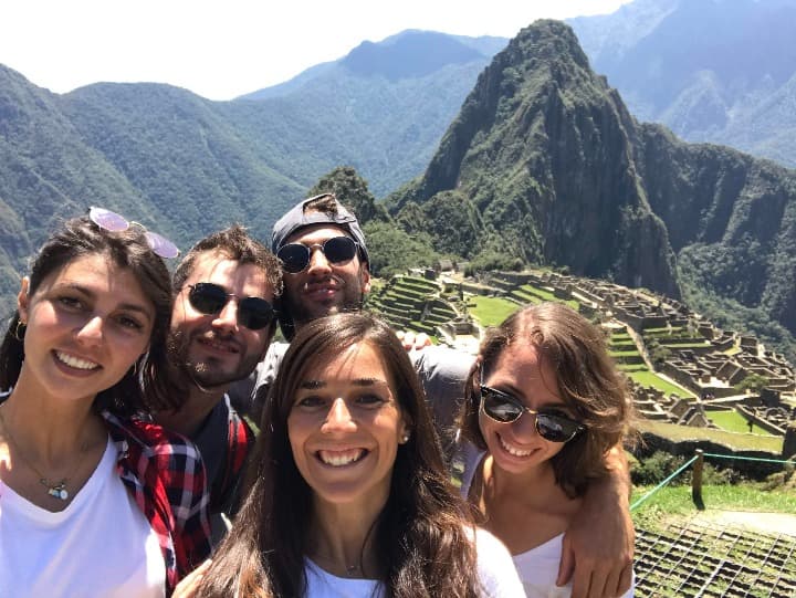 foto de grupo delante de machu picchu, viajeros weroad