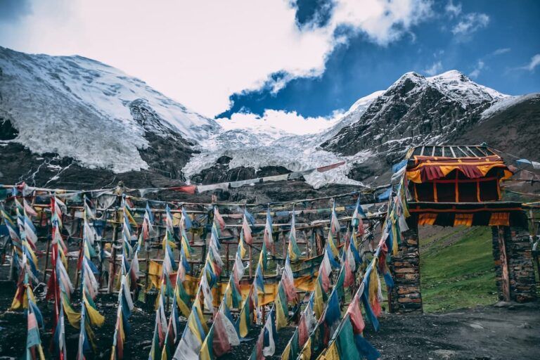 edificio en plena naturaleza en tibet, montañas al fondo