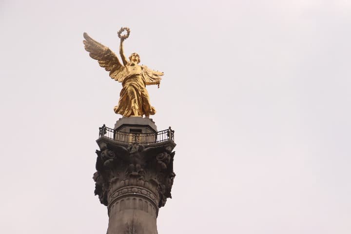 estatua del angel de la independencia encima de su columna, en ciudad de mexico