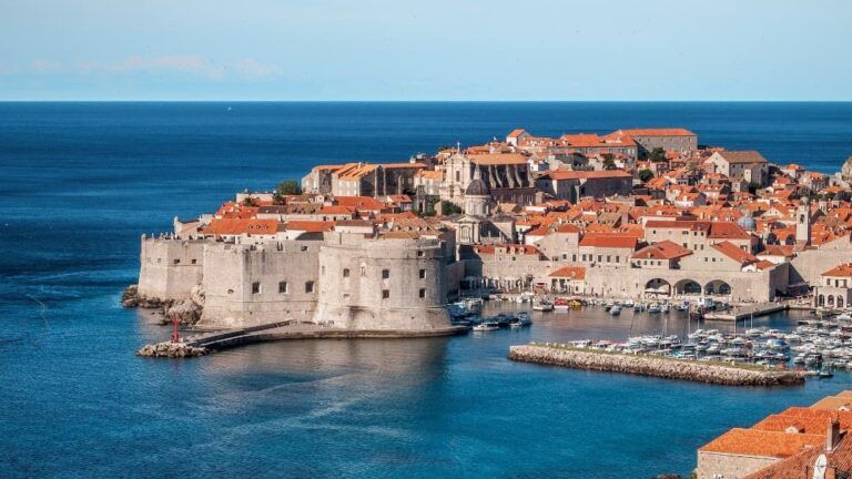 vista de las fortificaciones de dubrovnik en croacia