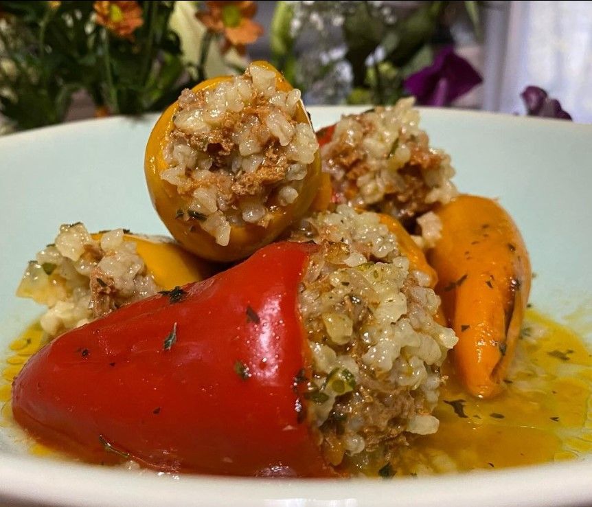 pimientos rellenos en un plato, el punjene paprike