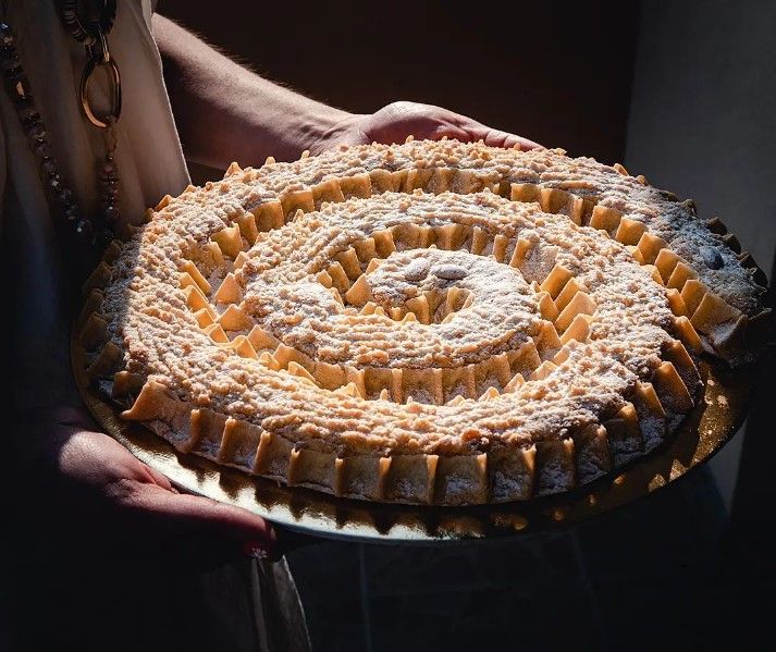 rabska torta aguantada por manos, algo que comer en croacia