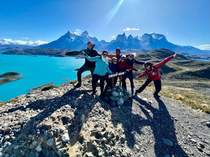 grupo de viajeros weroad en mirador condor en patagonia, destino de viajes que hacer antes de los 40