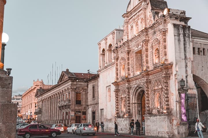 fachada de iglesia y calle en xela o Quetzaltenango