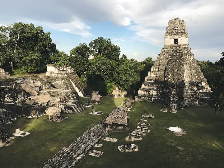 templo escalonado de tikal en medio del verde