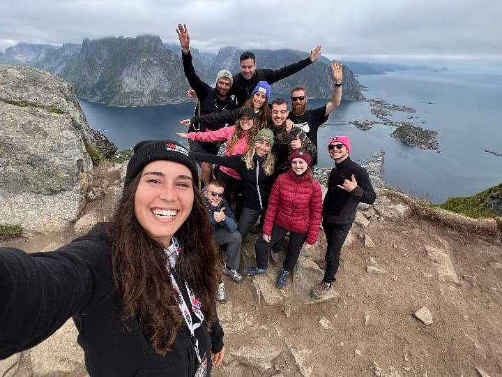 selfie de grupo de viajeros weroad en noruega, una de las mehores agencias de viajes para singles