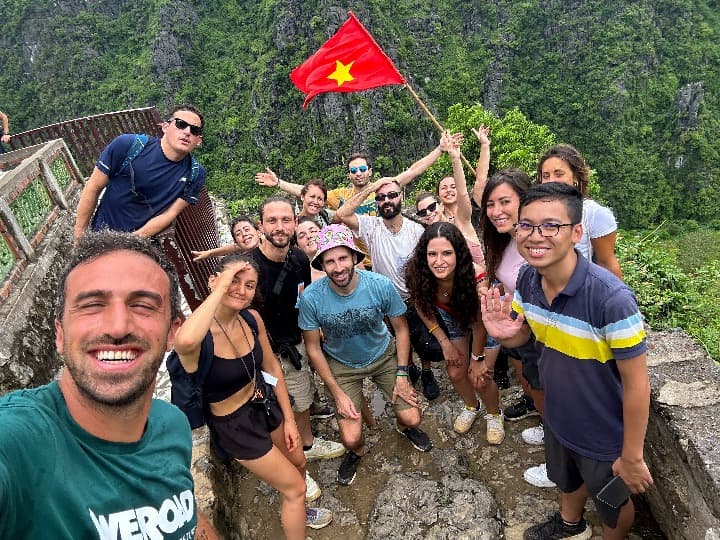selfie de grupo de viajeros de weroad en indocina, es una de las mejores agencias para viajar en grupo
