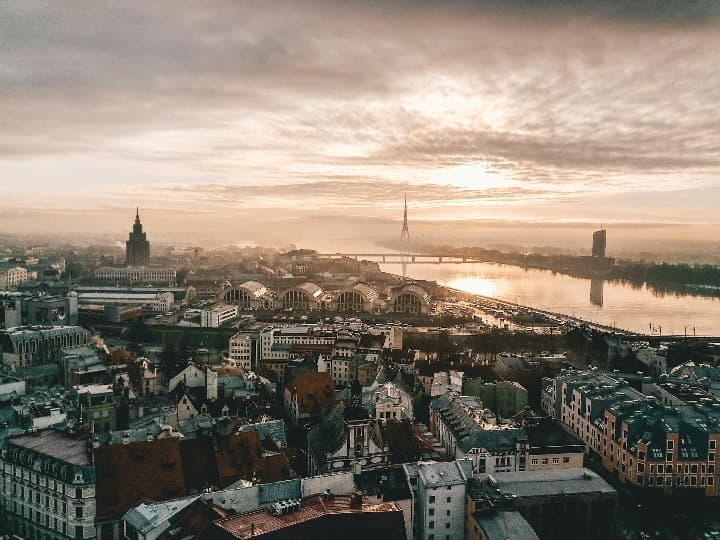 vista panorámica de riga, uno de los destinos ideales para viajes baratos por europa