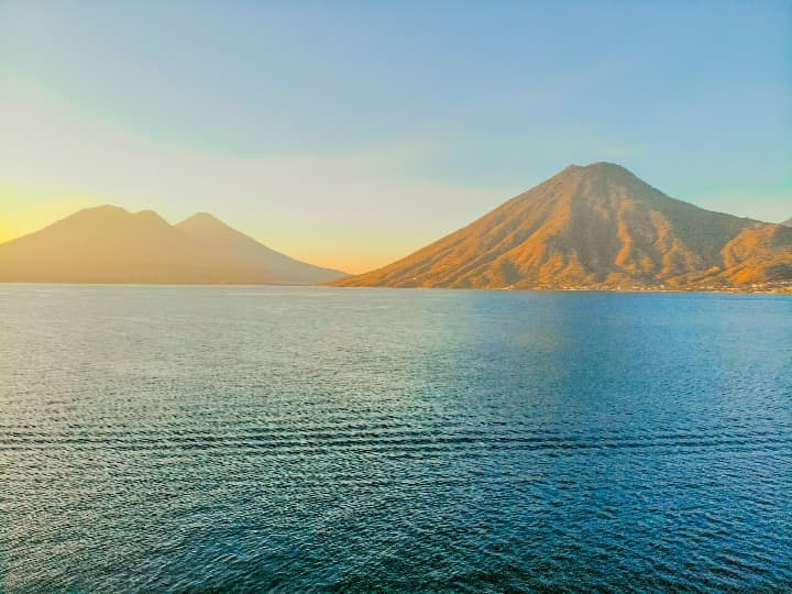 lago de atitlán con montañas detrás