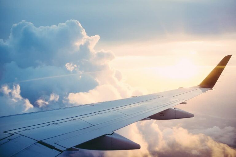 ala de avion y nubes detrás, cuando es mas barato comprar un vuelo