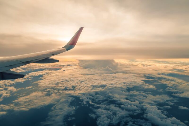 ala de avion y nubes detrás