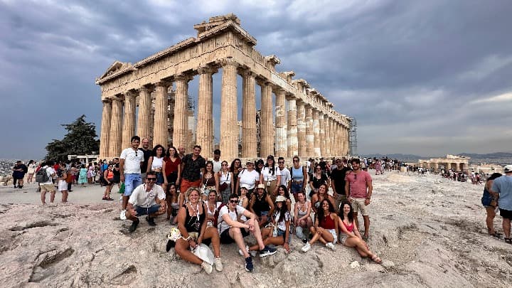 grupo de viajeros weroad delante del partenon, algo que ver en atenas
