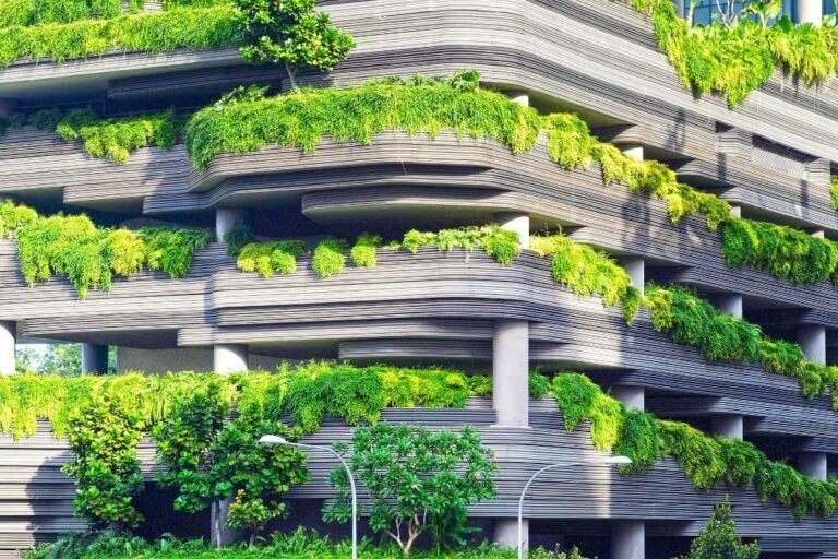 edificio con plantas en los balcones, ciudades sostenible s