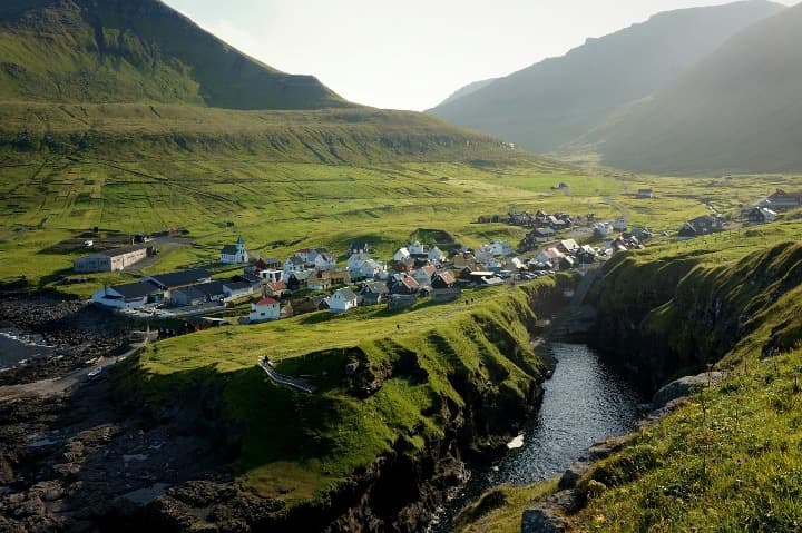 casitas en medio del verde en las islas feroe, donde hay ciudades sostenibles