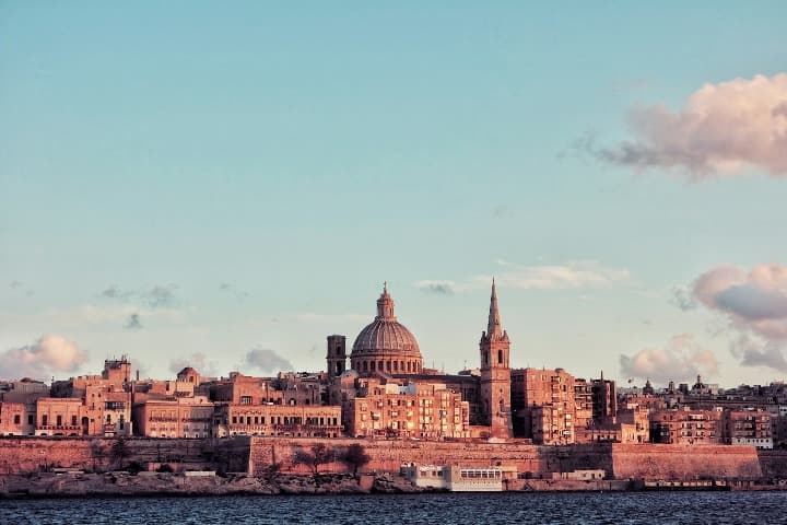 skyline de la valeta desde el mar, cúpula y edificios, algo que ver en malta