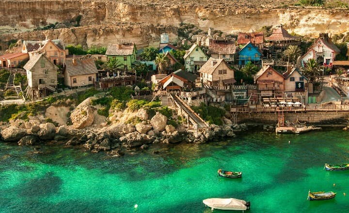 casitas de colores en la costa, el popeye village
